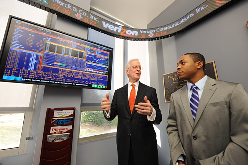 Robert B. Willumstad ’05 (Hon.) with a student in the Trading Room.