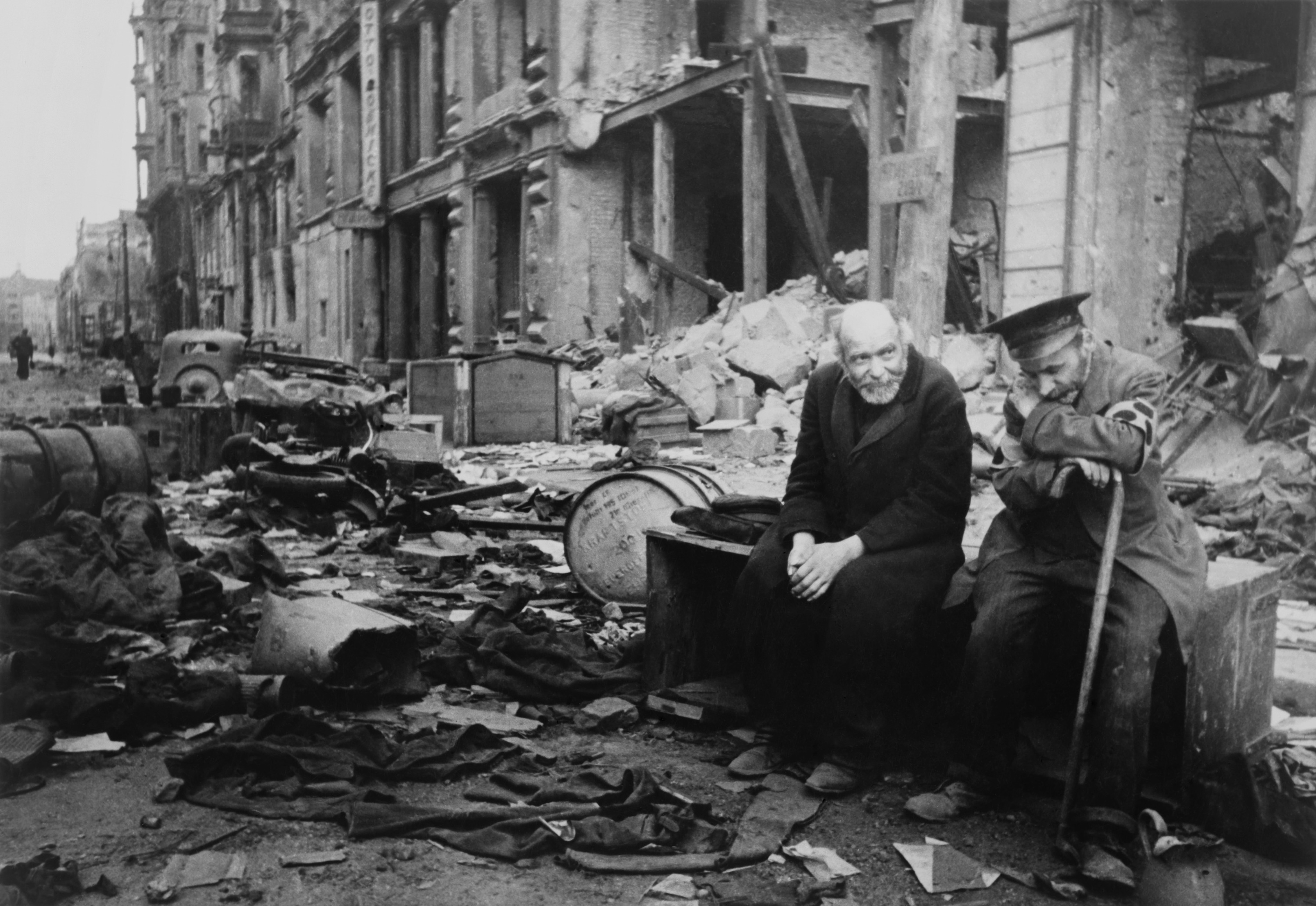Тяжело после войны. Берлин после войны 1945. Разрушенный Берлин 1945.